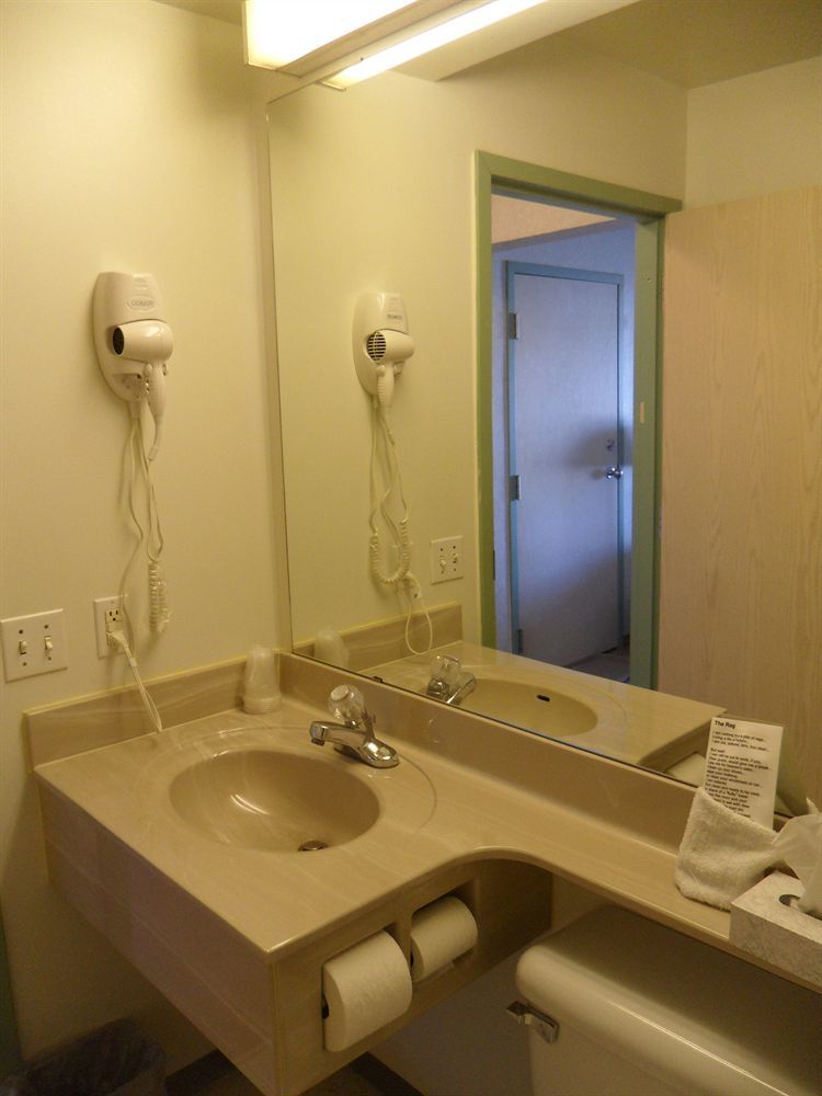 Bay Hill Inns & Suites Neepawa Ngoại thất bức ảnh