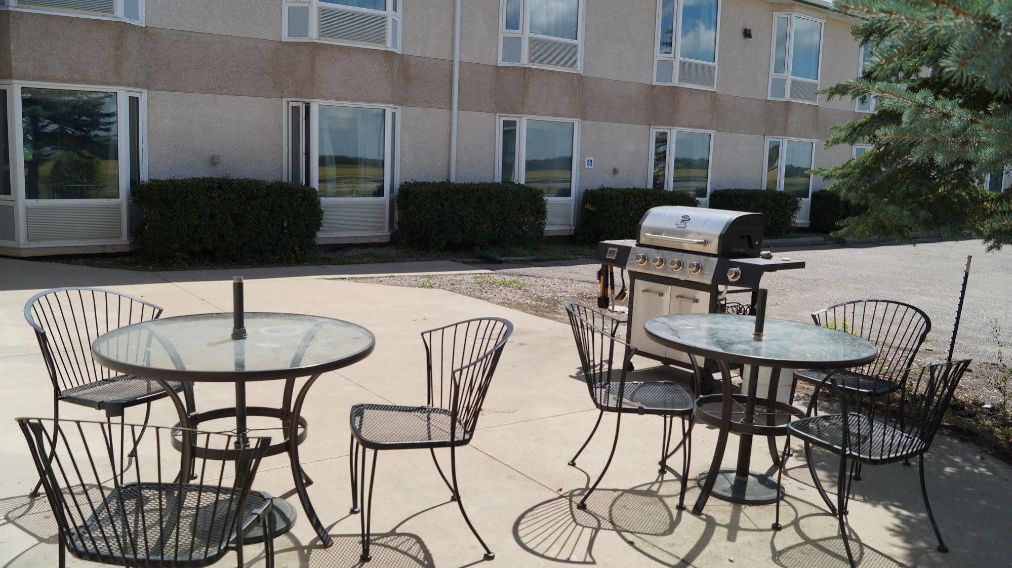 Bay Hill Inns & Suites Neepawa Ngoại thất bức ảnh