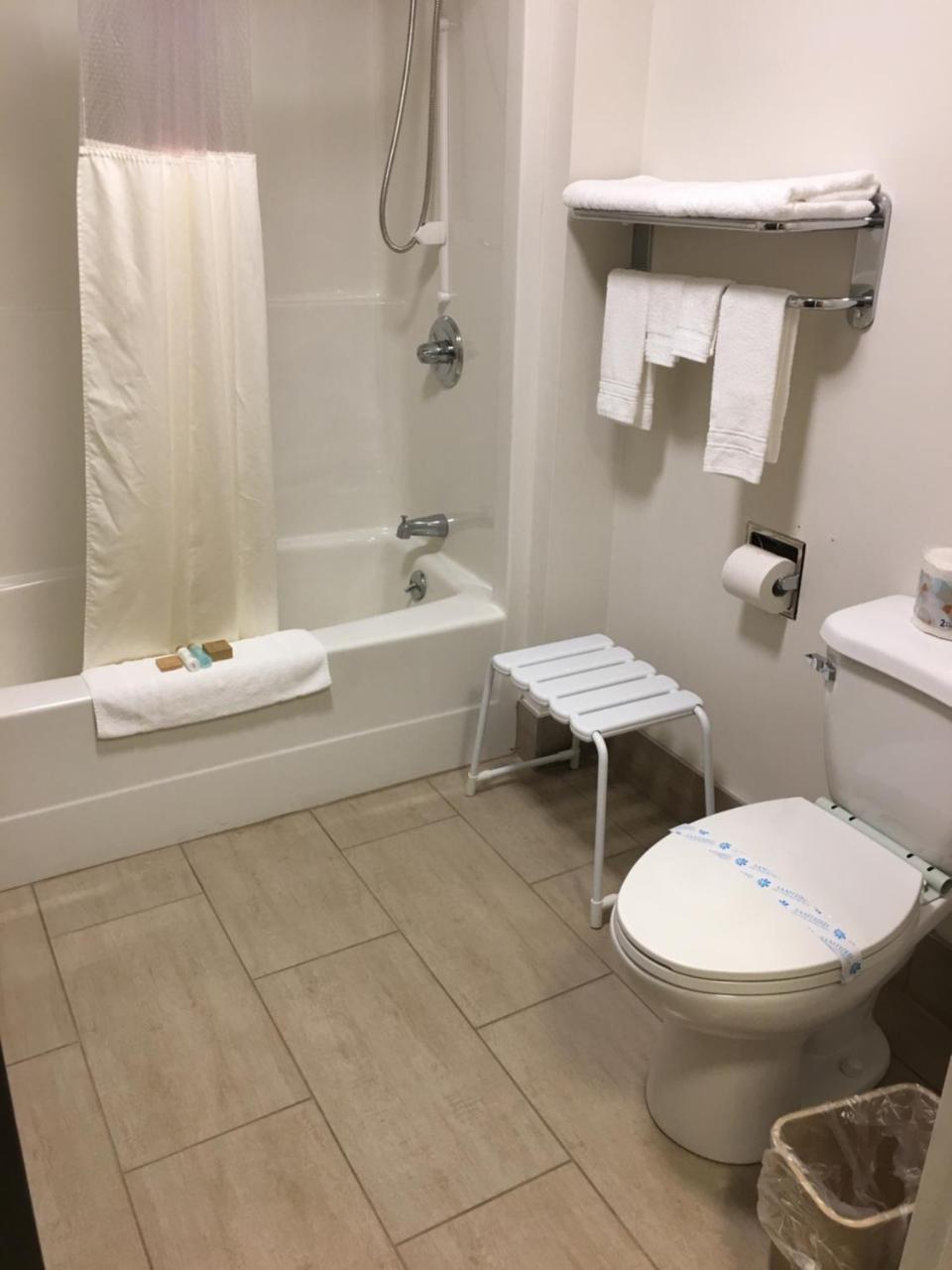 Bay Hill Inns & Suites Neepawa Ngoại thất bức ảnh