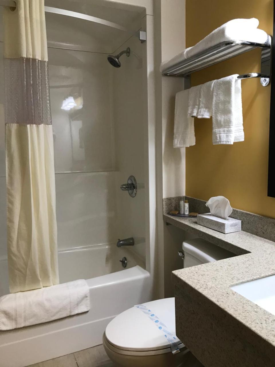 Bay Hill Inns & Suites Neepawa Ngoại thất bức ảnh